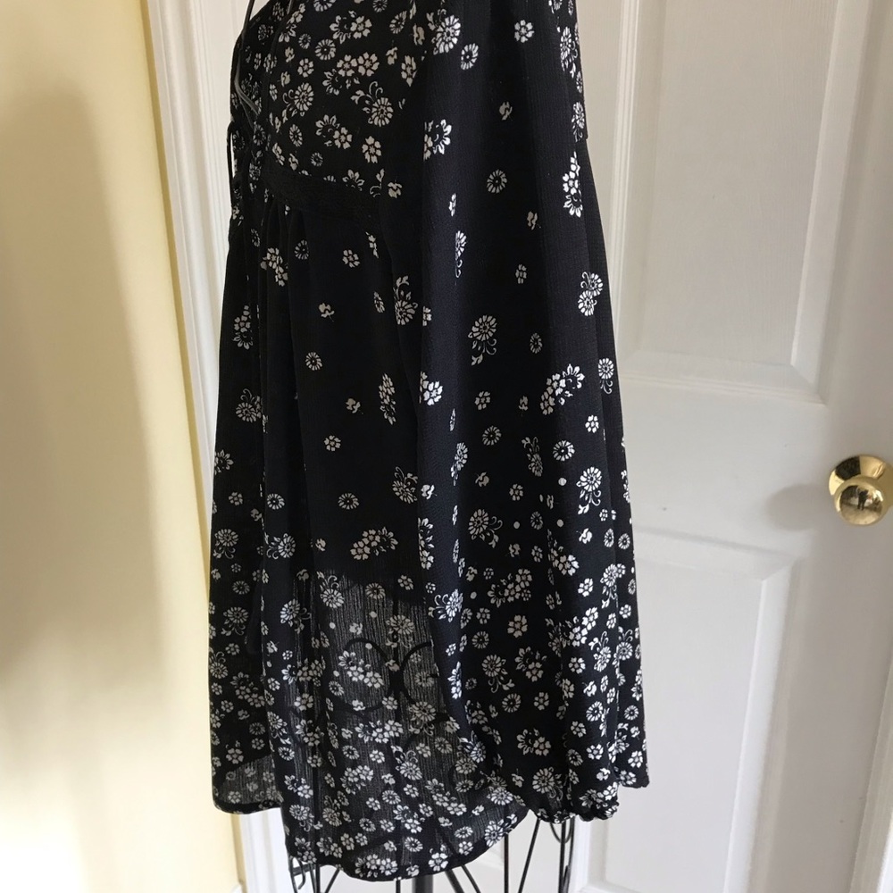 Nine Britton (Stitch Fix) Black Floral Peasant Blouse Size Medium Boho Style - Picture 5 of 10